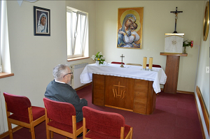 P Koren meditira u kapelici